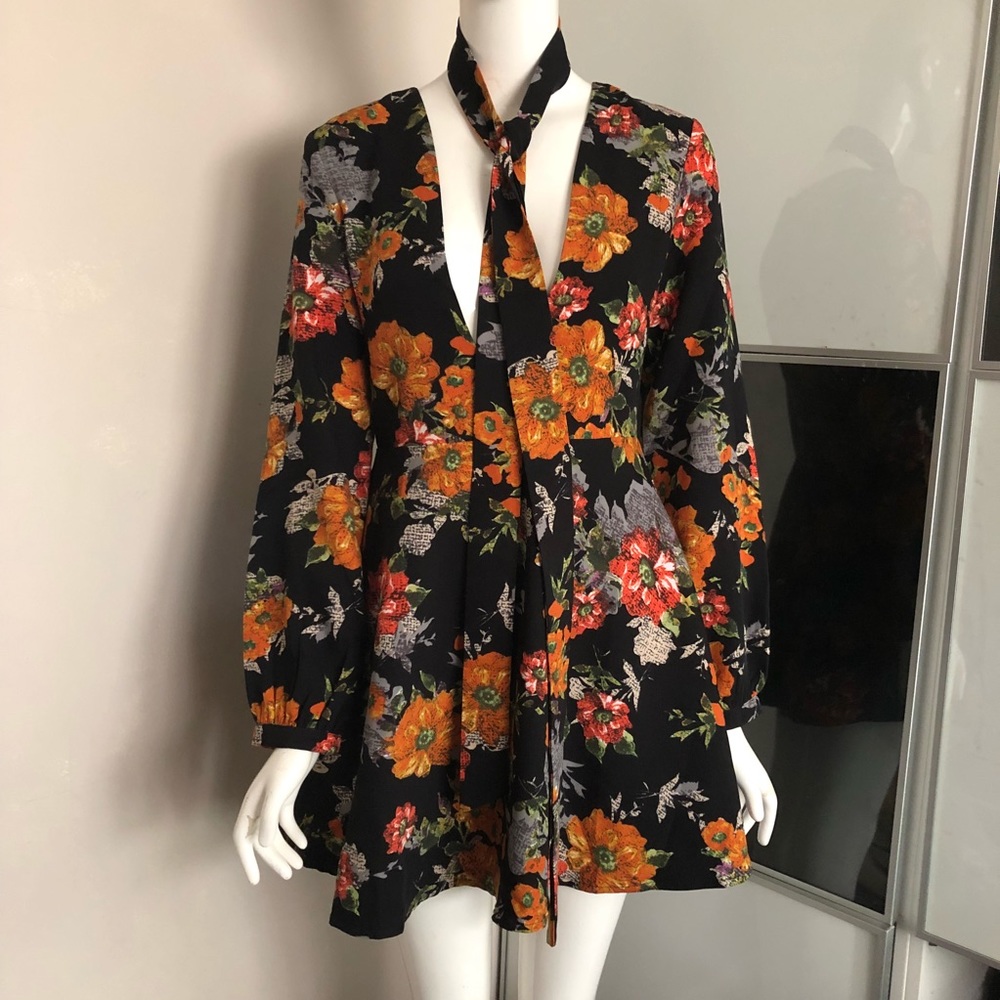 Pussybow dress with neck tie